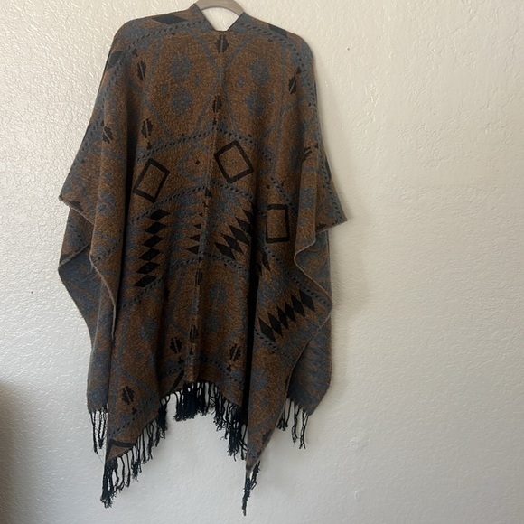 Geometric Patterned Poncho with Fringe Size XL- 2XL - Picture 2 of 5